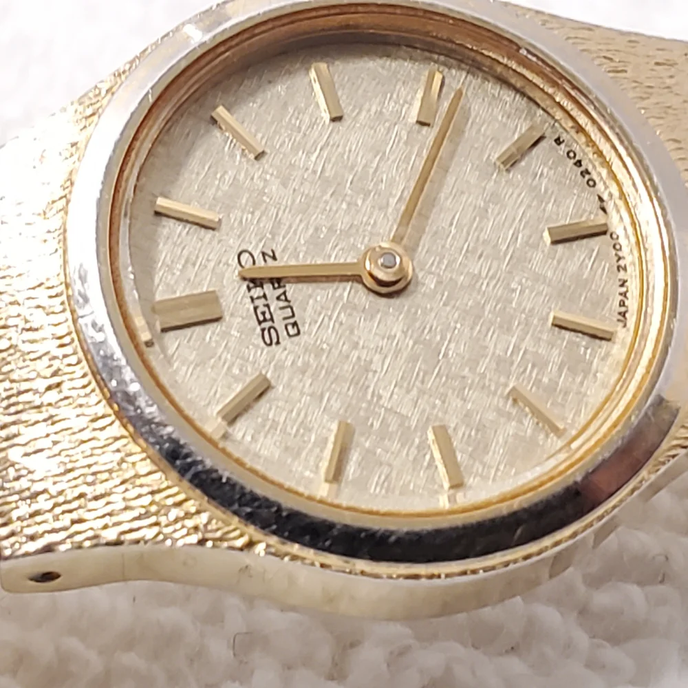 Vintage Seiko Women's Gold Tone Quartz Analog Watch Stainless Steel Base Metal